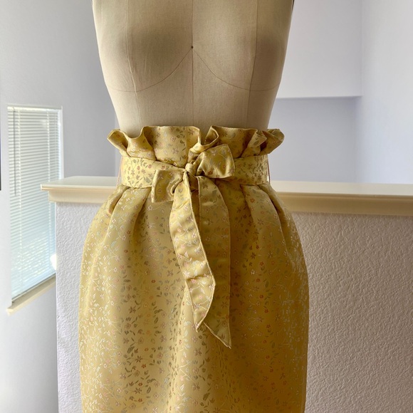 Brocade paper-bag waisted skirt with fabric belt - Picture 2 of 7